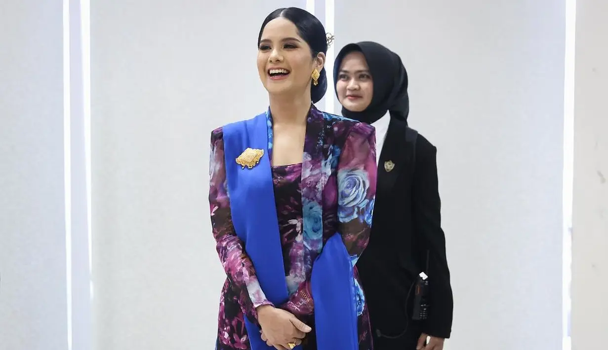 Kebaya tersebut dilengkapi dengan selendang warna biru muda yang menambah impresi anggun.  [@agusyudhoyono].