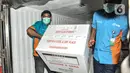 Petugas memindahkan dus berisi vaksin Covid-19 produksi Sinovac ke ruang penyimpanan di Kantor Dinas Kesehatan DKI Jakarta, Kamis (7/1/2021). Dinkes DKI pada tahap I telah menerima sebanyak 78.400 vaksin Covid-19 dari Sinovac yang diprioritaskan untuk tenaga kesehatan. (merdeka.com/Iqbal Nugroho)