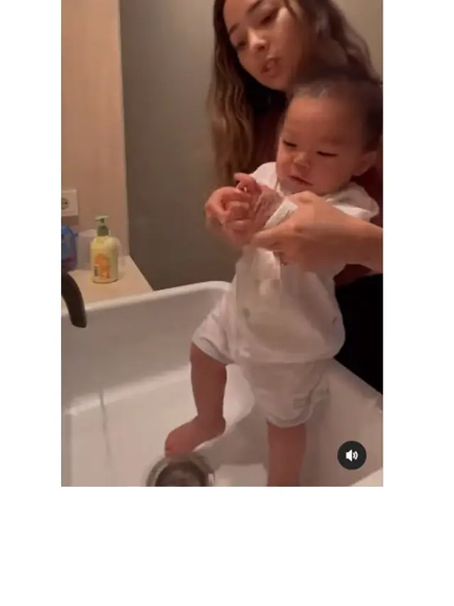 Fokus Jadi Ibu Rumah Tangga, Ini 10 Potret Nikita Willy saat Asuh Baby Issa