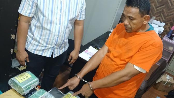 Modus Penyelundupan Narkoba Dibungkus Kue Bika Ambon Terbongkar, Kurir Ditangkap Depan Kantor Polisi