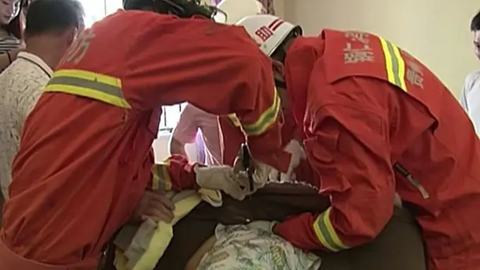 [Bintang] Kepala Bocah Ini Terjebak di Sofa, Pemadam Kebakaran Turun Tangan