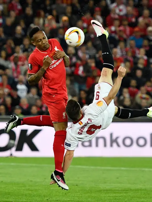 Penyerang Sevilla, Kevin Gameiro (kanan) berusaha menendang bola dari kawalan bek Livepool, Nathaniel Clyne pada final Liga Europa di Basel, Swiss (19/5). Sevilla menang atas Liverpool dengan skor 3-1. (Reuters / Dylan Martinez)