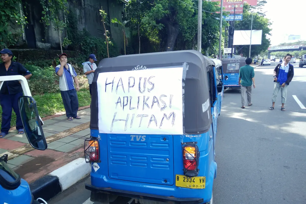 Tak Hanya Taksi, Bajaj dan Angkutan Umum Lain pun Ikut Berdemo