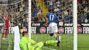 Pemain Italia, Eder merayakan gol ke gawang Liechetenstein pada kualifikasi Piala Dunia 2018 grup G di Friuli Stadium, Udine, Italia, (11/6/2017).  Italia menang 5-0. (Alberto Lancia/ANSA via AP)