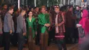Presiden Jokowi berjabat tangan dengan mempelai pria Bobby Nasution pada acara serah terima Paningset dan Midodareni di kediamannya di Surakarta, Selasa (7/11). (Liputan6.com/Angga Yuniar)