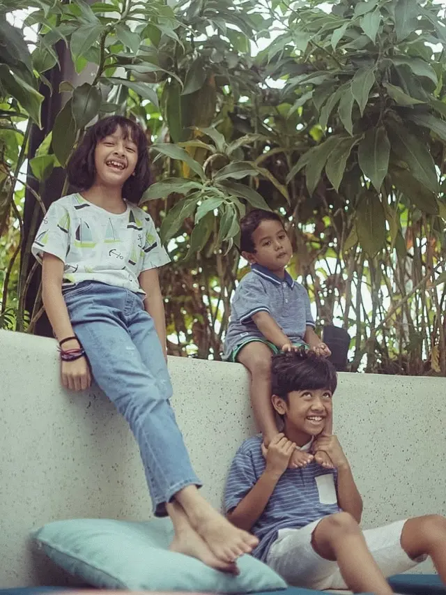 Rilis Lagu di Hari Anak Nasional, Ini 6 Potret Kompak Buah Hati Dwi Sasono dan Widi Mulia