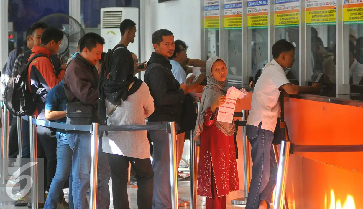 Calon penumpang mengantre di Stasiun Senen, Jakarta, Selasa (20/12). Jumlah penjualan tiket tahun ini naik sekitar 21 persen. (Liputan6.com/Angga Yuniar)