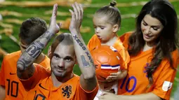 Pemain Belanda, Wesley Sneijder, menyapa suporter usai menjalani laga terakhir bersama timnas Belanda di Stadion Johan Cruijff, Amsterdam, Kamis (6/9/2018). Sneijder telah mencatatkan 134 penampilan dan menyumbang 31 gol. (AP/Peter Dejong)