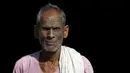 Seorang pengikut Ramnami Samaj menato sekujur tubuhnya di desa Jamgahan, India, 17 November 2015. Tradisi menato tubuh ini telah terjadi dari 100 tahun yang lalu. (REUTERS / Adnan Abidi)