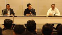 Ketua umum PSSI, Erick Thohir (tengah) didampingi wakil ketua Zainudian Amali dan anggota Komite Eksekutif, Arya Sinulingga dalam sesi konferensi pers di Menara Danareksa Jakarta, Kamis (20/7/2023) petang WIB. (Bola.com/Abdul Aziz)