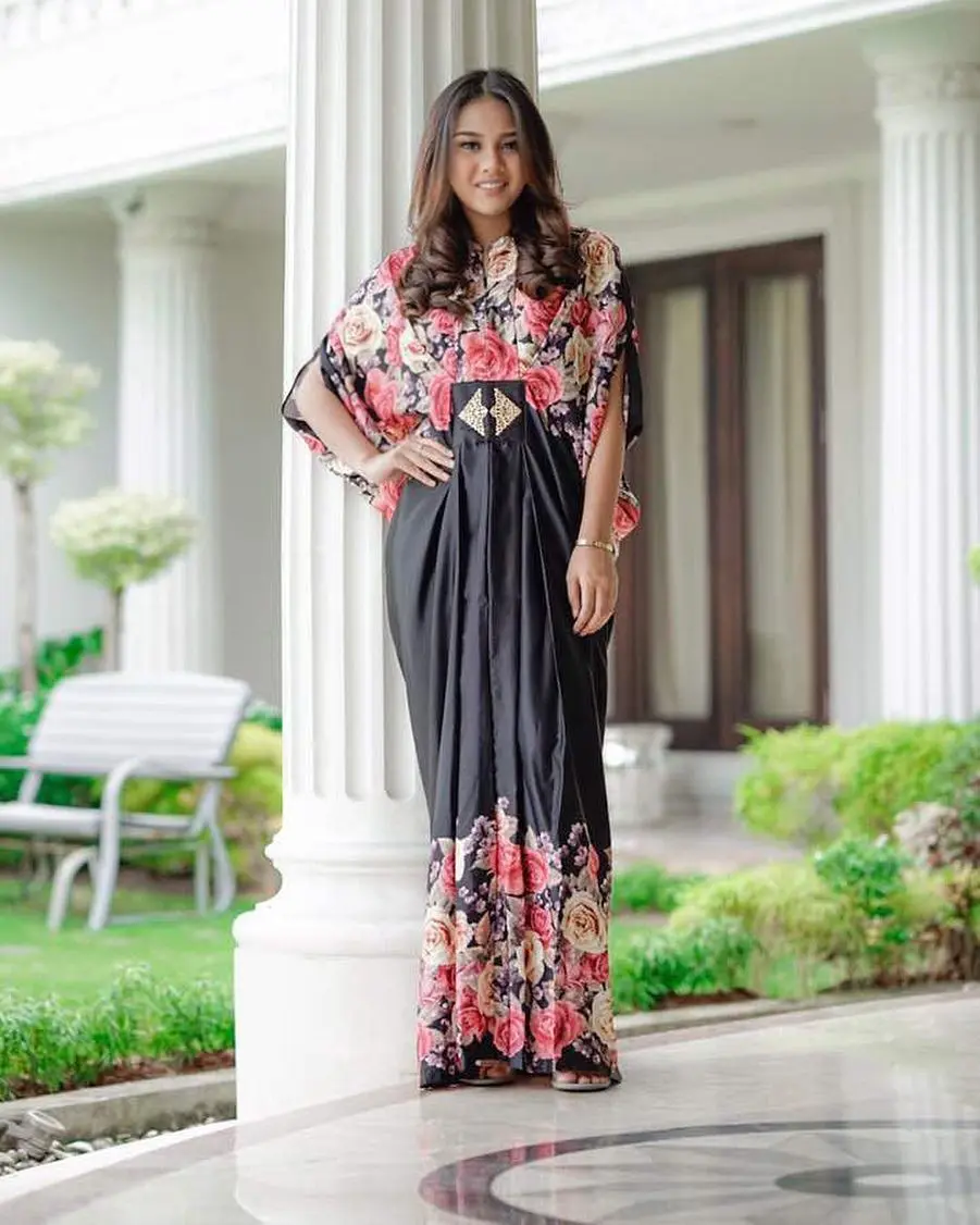Selebriti ini makin cantik dalam balutan kaftan. (sumber foto: @aurelie.hermansyah/instagram)