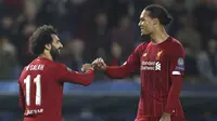 Penyerang Liverpool, Mohamed Salah (kiri)berselebrasi bersama rekannya Virgil van Dijk  usai mencetak gol ke gawang KRC Genk pada pertandingan lanjutan Grup E Liga Champions di Luminus Arena, Genk (23/10/2019). Liverpool menang telak -14 atas KRC Genk. (AP Photo/Francisco Seco)