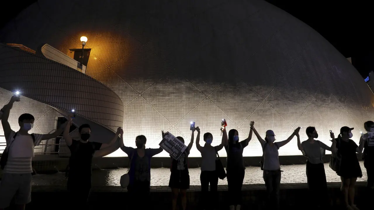 Rantai manusia dalam aksi protes Hong Kong (AP/Vincent Yu)