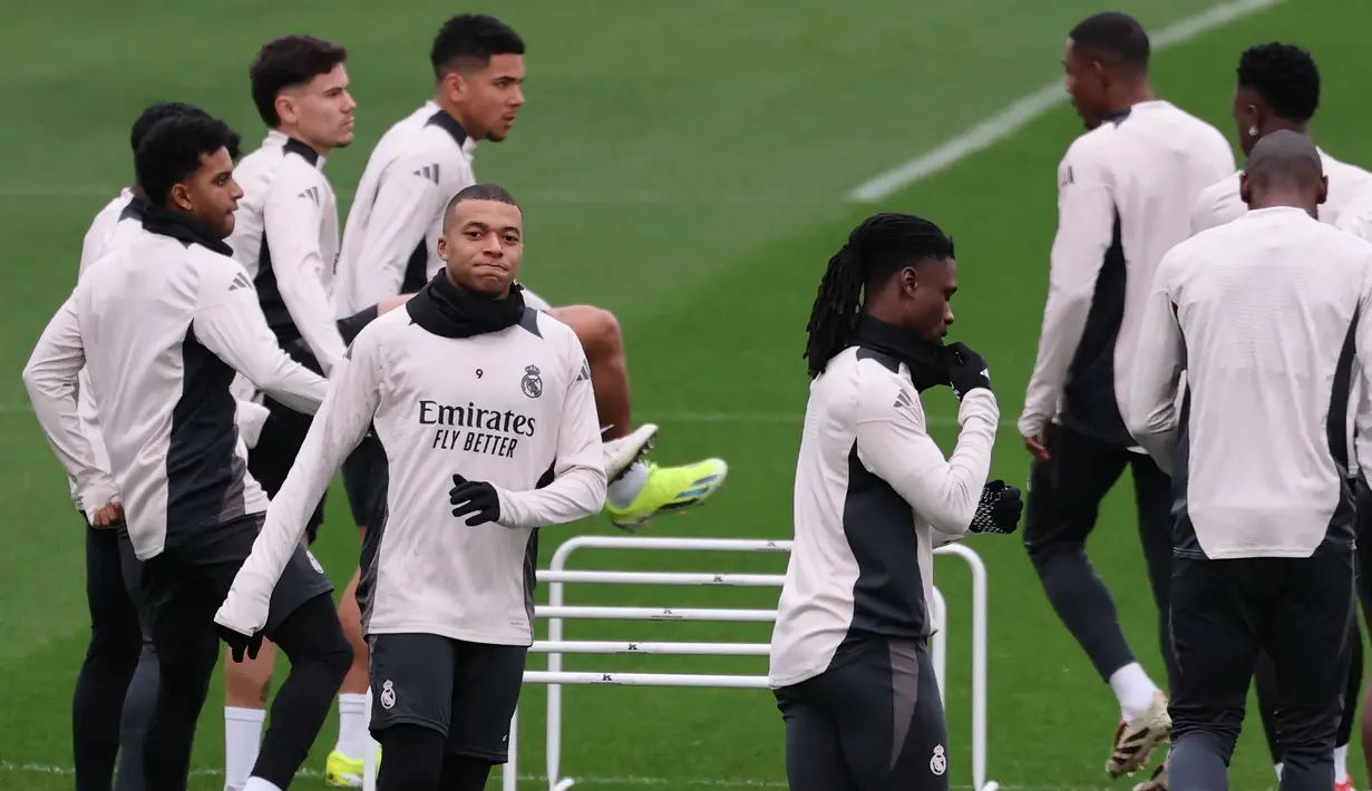Kylian Mbappe (kelima kiri) bersama sejumlah pemain Real Madrid melakukan latihan menjelang pertandingan babak 16 besar Liga Champions 2024/2025 melawan Atletico Madrid di Real Madrid Sports City, Valdebebas, Spanyol, Senin (03/03/2025) waktu setempat. (AFP/Thomas Coex)