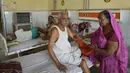 <p>Sebagian besar pasien usia 60 tahun ke atas yang dirawat, sebut otoritas terkait, menunjukkan gejala demam tinggi, muntah, diare, kesulitan bernapas, dan masalah terkait jantung. (AP Photo/Rajesh Kumar Singh)</p>