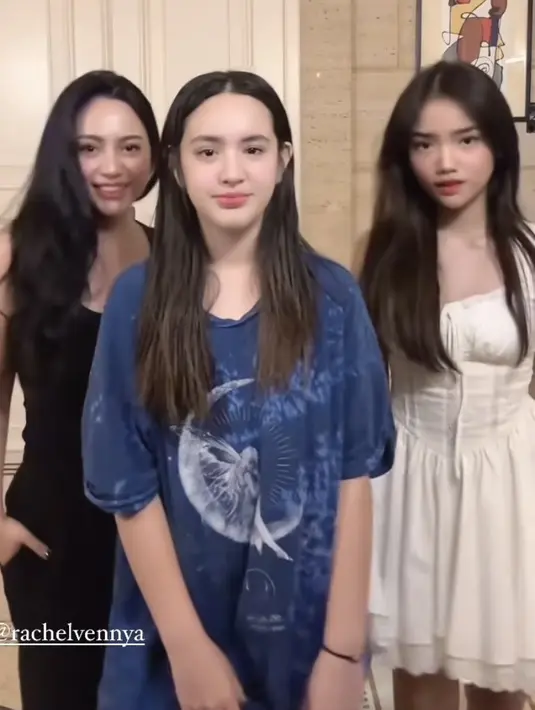 Fuji an mengenakan mini dress putih bergaya korset. Sedangkan, Rachel Vennya mengenakan baju serba hitam dengan atasan sleeveless dan celana panjang.  [@fuji_an]