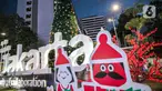 Pekerja menyelesaikan pembuatan Pohon Natal di Thamrin 10, Jakarta, Selasa (22/12/2020). Mengangkat tema ‘Semangat Perayaan Natal dengan Kesederhanaan dan Solidaritas’ Pohon Natal setinggi 12 dengan lampu 3 dimensi. (Liputan6.com/Faizal Fanani)