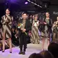 Rudy Chandra dengan para model berdiri di catwalk pada perhelatan Slovakia-Indonesia Fashion Day di Bratislava, Slowakia (16/9/2019) (Liputan6.com/KBRI Slowakia)