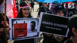 Massa yang menamakan diri Suara Rakyat Bersatu membawa poster saat berunjuk rasa di depan Balai Kota DKI Jakarta, Selasa (14/1/2020). Mereka menuntut Gubernur DKI, Anies Baswedan turun dari jabatannya, karena dinilai gagal dalam mengatasi banjir Jakarta di awal 2020. (Liputan6.com/Faizal Fanani)
