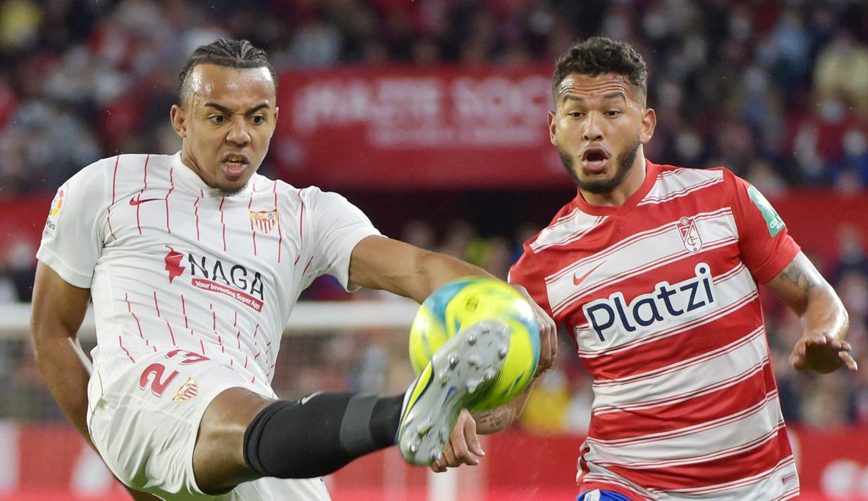 Jules Kounde tampil apik di lini pertahanan Sevilla dengan total 125 pertandingan di semua kompetisi. Sebagai pemain belakang, Kounde juga bisa mencetak gol untuk timnya. Dia sudah menyumbang tujuh gol dan tiga assist untuk Los Nervionenses. (AFP/Cristina Quicler)