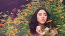 Berbeda dari lainnya, ini momen saat ia menjalani photoshoot di tengah-tengah taman bunga. Kali ini istri Baskara Mahendra memakai makeup yang tetap menunjukkan sisi naturalnya. (Liputan6.com/IG/@sherinasinna)