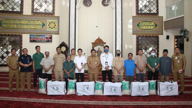 Sekjen Kemendagri Salurkan Bantuan Paket Pangan Ramadan dari Raja Salman