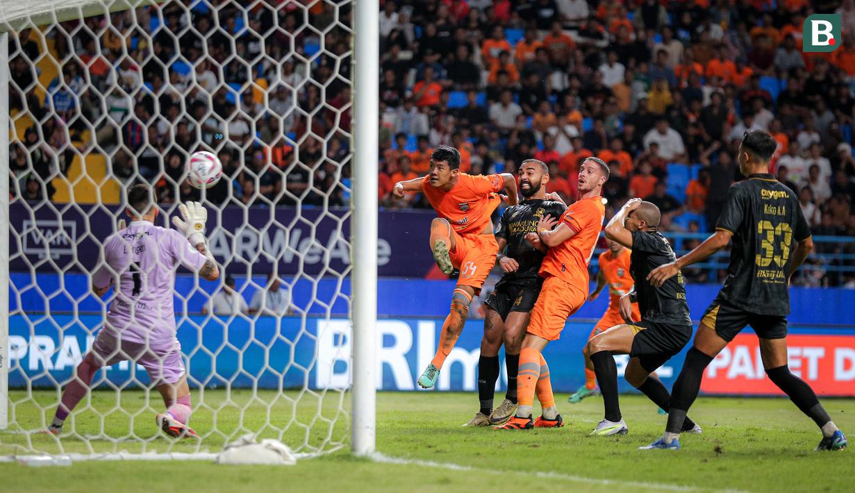 <p>Pemain Borneo FC, Muhammad Alfharezzi (tengah) mencetak gol pertama timnya ke gawang Madura United pada laga leg kedua semifinal Championship Series BRI Liga 1 2023/2024 di Stadion Batakan, Balikpapan, Kalimantan Timur, Minggu (19/5/2024). (Bola.com/Bagaskara Lazuardi)</p>