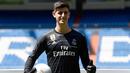 Kiper asal Belgia Thibaut Courtois berpose selama presentasi dirinya menjadi pemain Real Madrid di stadion Santiago Bernabeu (9/8). Courtois resmi didapatkan Madrid dari Chelsea hingga musim 2023/24. (AFP Photo/Javier Soriano)
