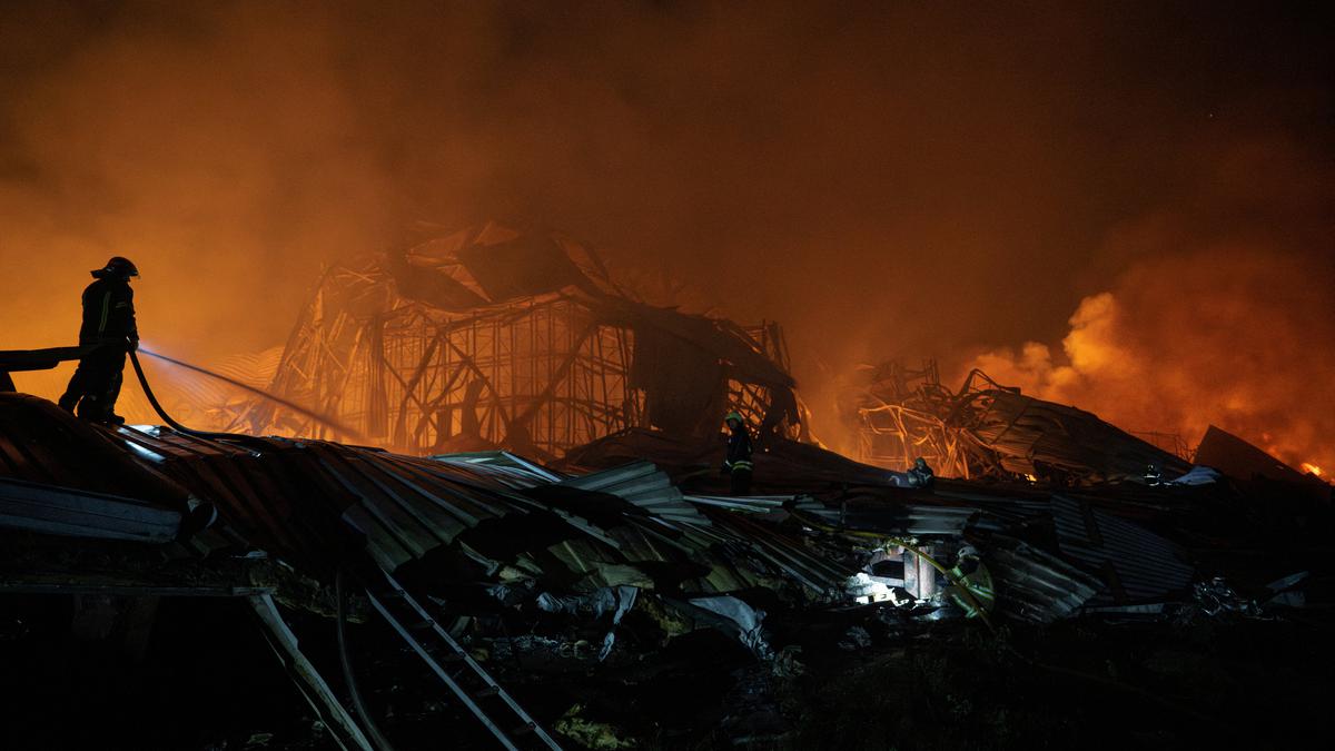 Serangan Drone Rusia Picu Kebakaran Gudang di Kyiv