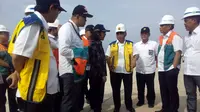 Menteri PUPR Basuki Hadimuljono saat meninjau tol Seksi V di Balikpapan. (Foto: Liputan6.com/Abelda Gunawan)