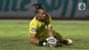 Kiper PSIS Semarang,Jandia Eka Putra, menangkap bola saat melawan Persija Jakarta pada laga BRI Liga 1 di Stadion Indomilk Arena, Tangerang, Minggu (12/9/2021). Pertandingan berakhir 2-2. (Bola.com/M. Iqbal Ichsan)