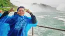 “Don't crack under waterfalls,” tulis Calvin Jeremy bersama foto yang diunggah pada 3 September 2022. Foto ini menampilkannya dengan jas hujan biru tua semitransparan. Sambil mengangkat kedua tangan, Calvin Jeremy tersenyum lebar. Melatari posenya, Niagara Falls, salah satu ikon di Kanada. Sejumlah sahabat menyambut hangat unggahan ini. (Foto: Dok. Instagram @calvinjeremy)