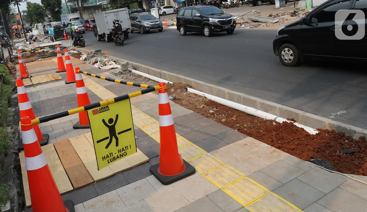 Suasana proyek revitalisasi trotoar di kawasan Kemang, Jakarta Selatan, Selasa (15/10/2019). Pemerintah Provinsi DKI menargetkan pelebaran dan penataan trotoar ini akan rampung pada Desember 2019. (Liputan6.com/Herman Zakharia)
