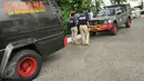 Mobil Gegana Brimob Polda Metro Jaya dikerahkan ke Balai Kota DKI Jakarta, setelah menerima ancaman teror bom dari orang tak dikenal, Rabu (20/7). Saat ini, pengamanan kantor Gubernur Basuki Tjahaja Purnama (Ahok) diperketat. (Liputan6.com/Gempur M Surya)