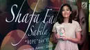 Shafa Sabila Fadli yang juga putri Wakil Ketua DPR Fadli Zon berpose saat melaunching single lagu terbarunya di Jakarta, Sabtu (6/1). Shafa melauncing dua lagu berjudul 'Hope' dan 'Kita Jalin Rasa'. (Liputan6.com/Johan Tallo)