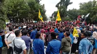 Ratusan Mahasiswa demo tolak impor beras dan minta turunkan harga beras, di depan gedung DPRD Kota Sukabumi (Liputan6.com/Fira Syahrin).