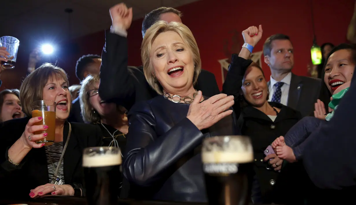 Kandidat calon presiden Amerika Serikat dari Demokrat, Hillary Clinton bercengkrama dengan rekan - rekannya di bar lokal, Youngstown , Ohio , (12/3). Acara ini dilakukan setelah berhentinya masa kampanye Hillary Clinton. (REUTERS / Carlos Barria)