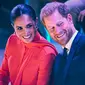 Meghan Markle dan Pangeran Harry menghadiri upacara pembukaan One Young World di Manchester, Inggris, Senin malam, 5 September 2022. (dok. Oli SCARFF / AFP)