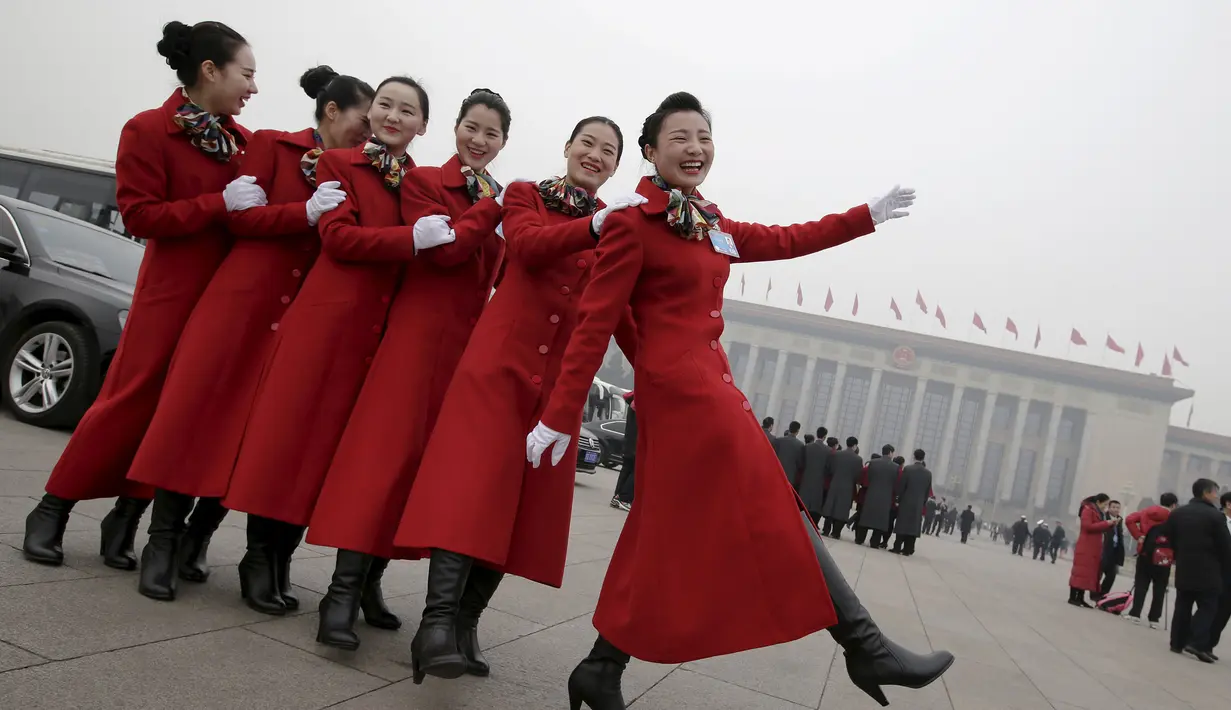 Sejumlah wanita berpose saat Kongres Rakyat Nasional China di Beijing, Sabtu (5/3/2016). Para wanita cantik ini hadir untuk menyambut para tamu delegasi NPC. (Reuters/Damir Sagolj)