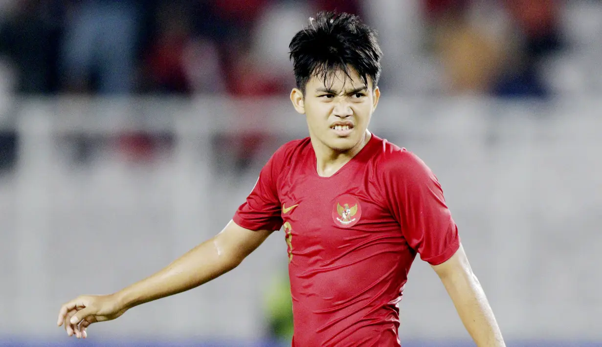 Witan Sulaeman - Pergerakan Witan yang lincah membuat barisan pertahanan Thailand kerepotan. Sayang, ia tak bisa bermain hingga akhir laga lantaran harus keluar pertengahan babak kedua karena cedera. (Bola.com/M Iqbal Ichsan)
