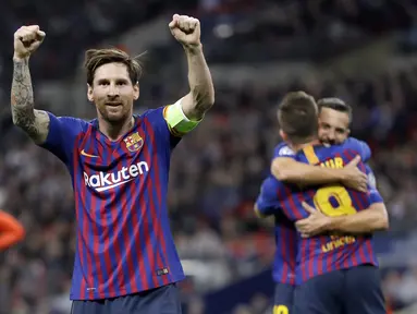 Striker Barcelona, Lionel Messi, melakukan selebrasi usai mencetak gol ke gawang Tottenham Hotspur pada laga Liga Champions di Stadion Wembley, Rabu (3/10/2018).  Barcelona menang 4-2 atas Tottenham Hotspur. (AP/Kirsty Wigglesworth)
