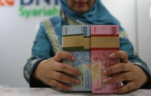 Teller menunjukkan mata uang rupiah di bank, Jakarta, Rabu (22/1/2020). Gubernur Bank Indonesia Perry Warjiyo mengatakan penguatan nilai tukar rupiah yang belakangan terjadi terhadap dolar Amerika Serikat sejalan dengan fundamental ekonomi Indonesia dan mekanisme pasar. (Liputan6.com/Angga Yuniar)