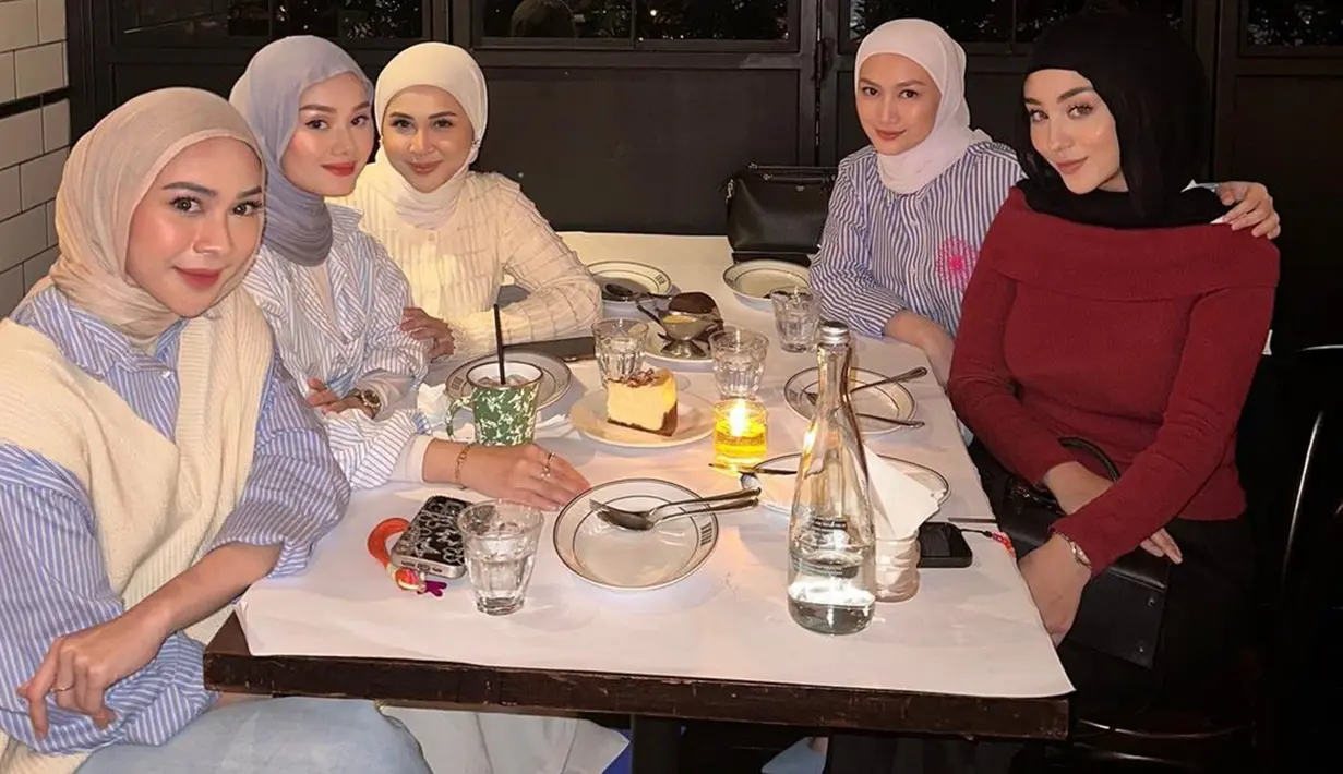Sayangnya, ada sejumlah netizen yang kecewa dengan bergabungnya Ira Nandha ke dalam geng artis tersebut. Pasalnya, netizen sempat dibuat kesal lantaran Ira diduga rujuk dengan suami. Selebgram itu juga mendapat nyinyiran yang menyebutnya berhasil terkenal dan bisa gabung ke circle artis lewat jalur buka aib suami. (Liputan6.com/IG/@kesharatuliu05)