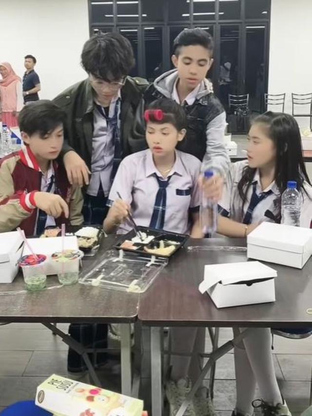 Sinetronnya Viral, Ini 6 Potret Kompak Pemain Magic 5 di Lokasi Syuting