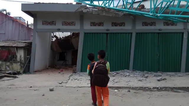 Kondisi rumah Syaiful yang rusak akibat tertimpa grider dari crane LRT PT Waskita Karya (Liputan6.com / Nefri Inge)