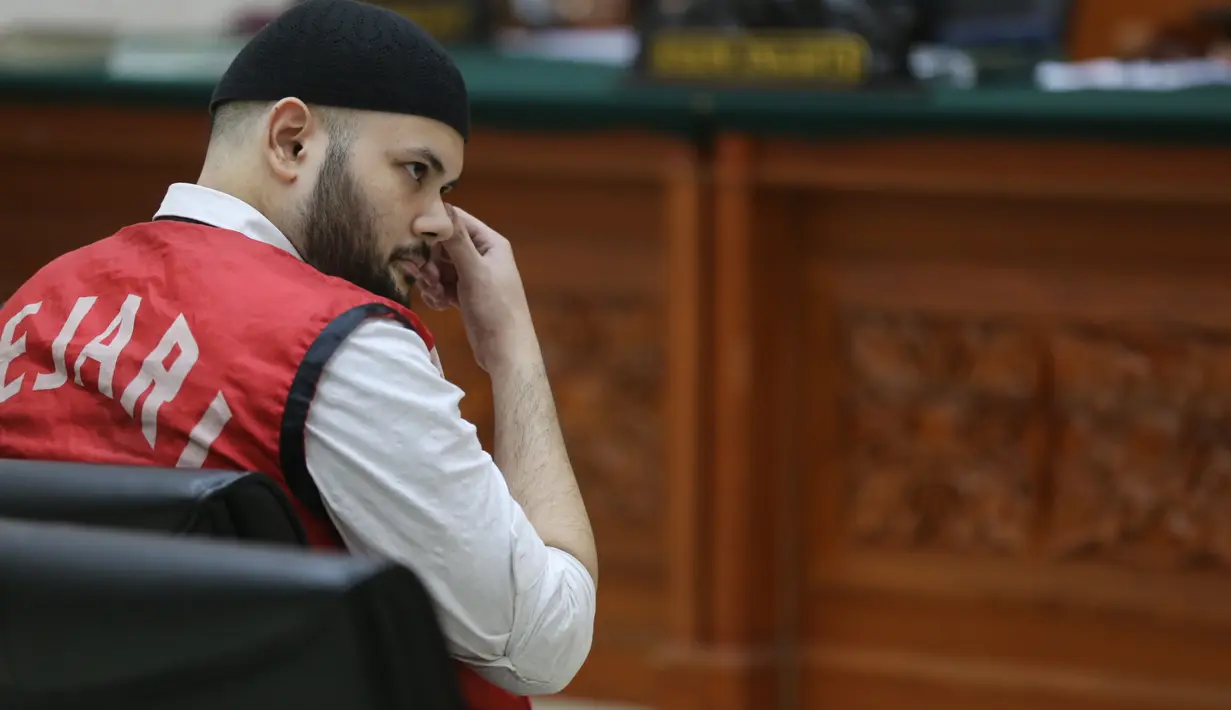Ridho juga menjelaskan kronologinya sebelum akhirnya ditangkap oleh aparat. Pada sidang yang digelar terbuka itu,ia mengaku telah lebih tiga kali membeli barang haram itu kepada orang yang diketahui bernama Sofyan. (Adrian Putra/Bintang.com)