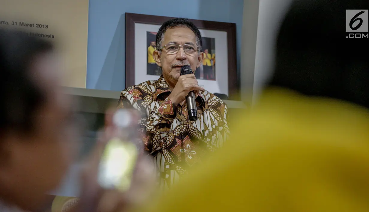 Rektor UI Muhammad Anis memberi sambutan sebelum pernyataan sikap bersama ILUNI UI dan Mahasiswa UI, Jakarta, Rabu (24/4). Seruan ini merupakan pernyataan sikap ILUNI UI, mahasiswa UI yang diwakilkan BEM UI dan Fakultas atas keberhasilan pemilu yang lancar dan damai. (Liputan6.com/Faizal Fanani)