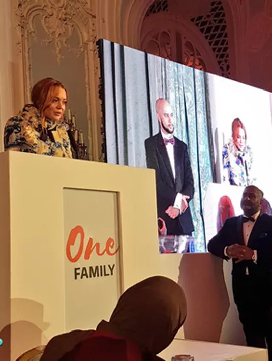 Kehadiran Lindsay Lohan di acara buka puasa bersama itu menjadi hal pendukung lainnya bahwa  Lindsay memang tertarik dengan budaya bangsa timur dan kepeduliannya terhadap umat muslim. (Twitter/onefamilyglobal)