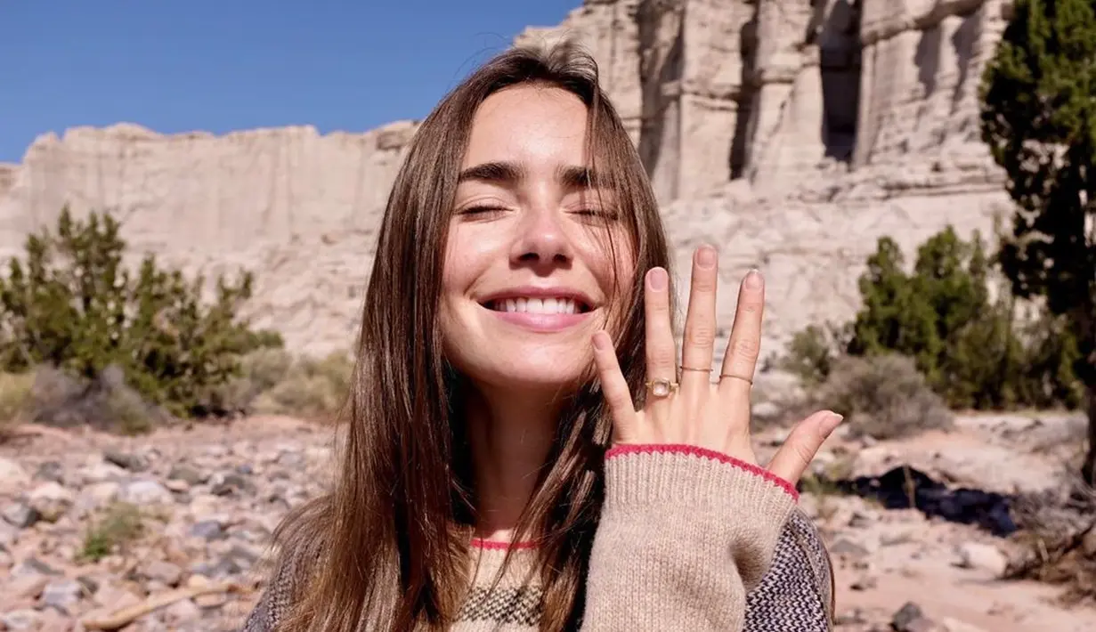 Lily Collins memamerkan cincin tunangan yang dipersembahkan oleh pujaan hatinya, Charlie McDowell. (dok. Instagram @lilyjcollins/https://www.instagram.com/p/CFkbIkVpyM9/)