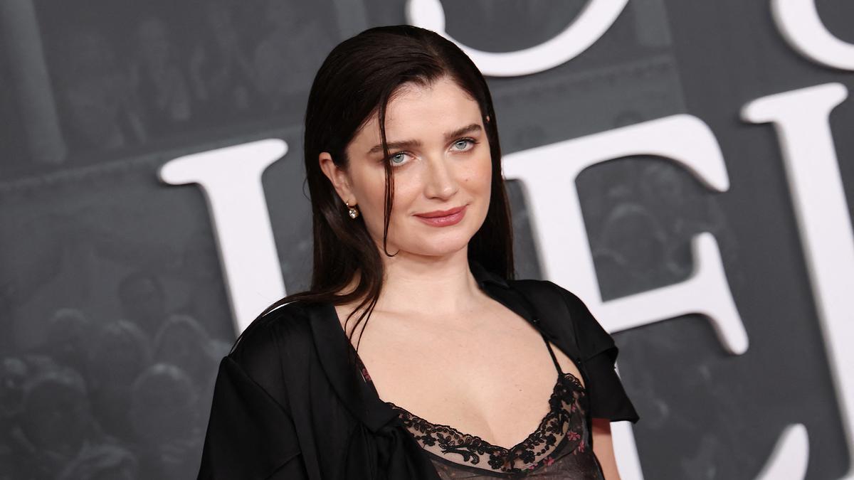 Eve Hewson Putri Bono Nekat Pakai Bra Menerawang di Karpet Merah Premier Film Netflix
